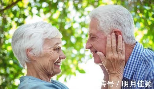 中老年人|无论男女,过了60岁后想长寿,2件事尽量少做,再喜欢也要忍住