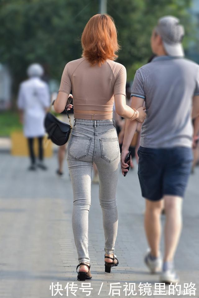 夏日选择牛仔裤,这样搭配时尚个性又显身材,值得借鉴