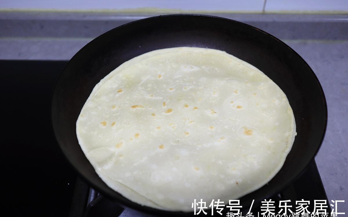 2分钟出锅的烙薄饼，又软又香卷着吃，用凉水还是热水揉面不挑剔