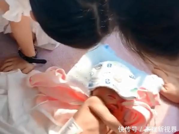 生活环境|妈妈39岁才生下第一胎,宝宝睡觉的时候,场面有点“壮观”