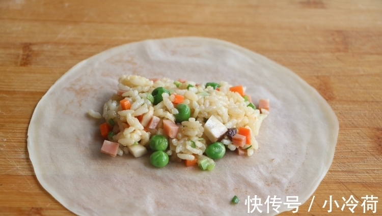 香菇|剩米饭还在炒着吃？试试新吃法，又香又脆，连着吃了3顿都吃不够