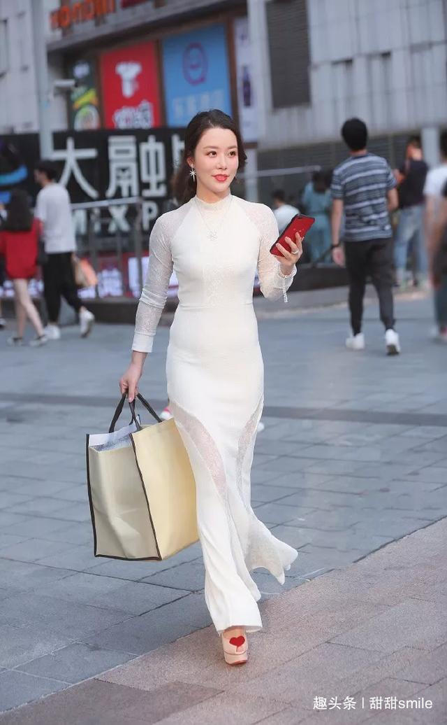 时尚 美女脚上搭配一双浅色系的高跟鞋,帮助她打造时尚的气息