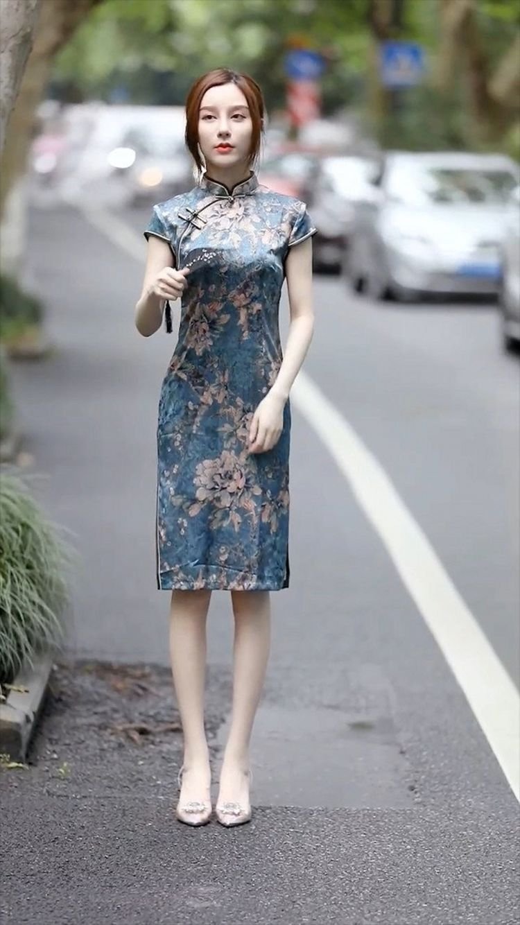 吊带衫|搭配卡其色的吊带衫,时髦有个性