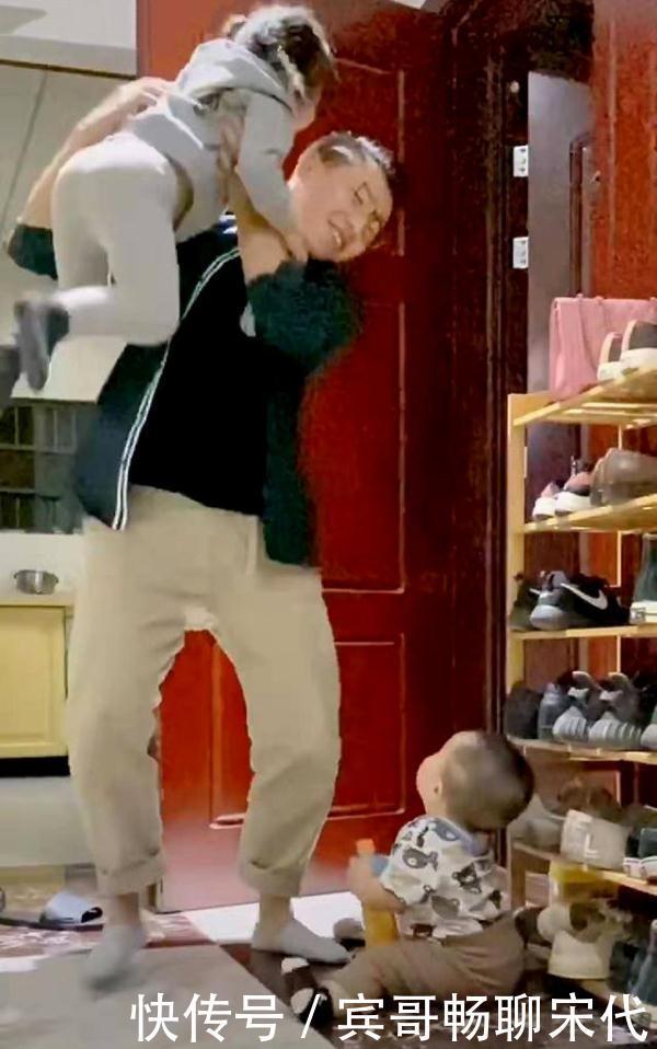 姐弟俩坐门口等爸爸,爸爸偏心举措引热议,网友:这个爸爸有点冷