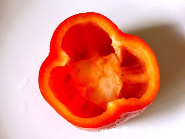 教你在家做焗烤甜椒盅，不仅美味而且卖相极佳，吃了还想再吃一个！