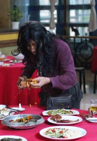 其中一位|他是中国第一懒人,出门不下地走路,吃饭靠人喂,如今怎样了?