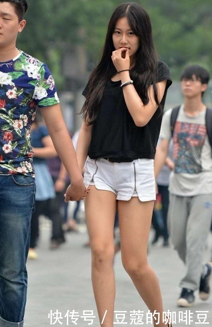 街拍 美女一袭长裙，展示高挑性感好身材，散发出青春活力气息