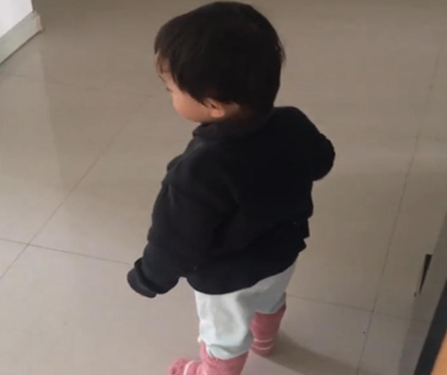 作业本|家有二胎的幸福和苦恼,大宝写作业为防二宝打扰,使出十八般武艺