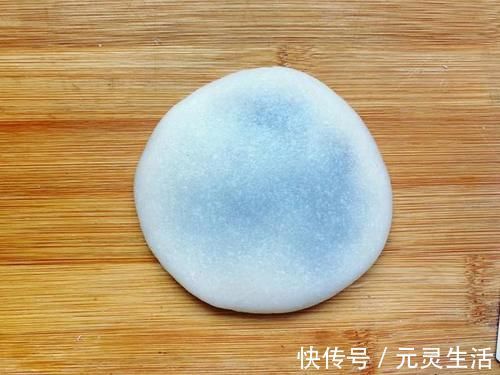炸糖糕时，用开水和面还是冷水和面？学会1招，个个空心不破皮