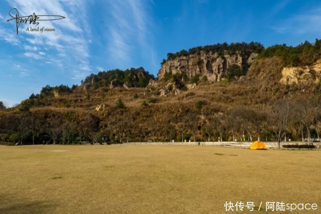 这个废弃的矿坑，周围种满油菜花，摇身一变成为杭州踏青的好去处