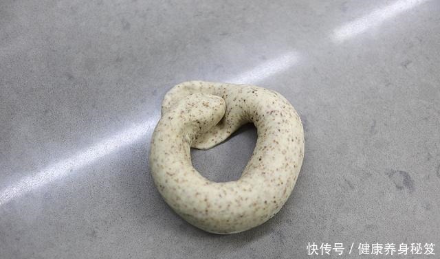 不用发酵就能烤的面包，暄软又筋道，加这料麦香浓郁，早餐吃不够