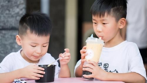 乐乐的爷爷奶|“孩子喝你一口饮料又不会死”？老人无理护娃，女子：我有肺结核