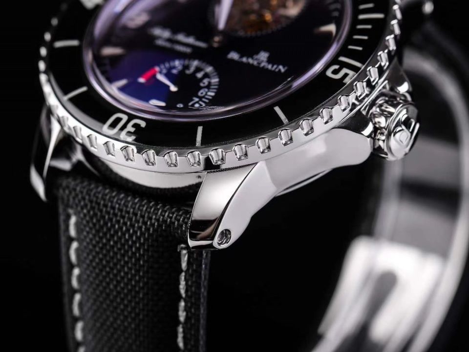 绿水鬼 在价格上天的绿水鬼面前,谁能拿下潜水表的下一个宝座!那只有五十噚莫属了!!!