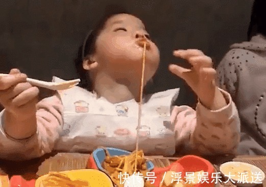 彤彤|小女孩吃面条走红,竟与一根面条“死磕”,网友“实心眼”宝宝