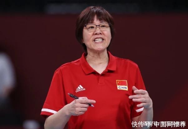 姑娘们|郎平执教最后一场比赛圆满落幕 赛后与女排姑娘们拥抱