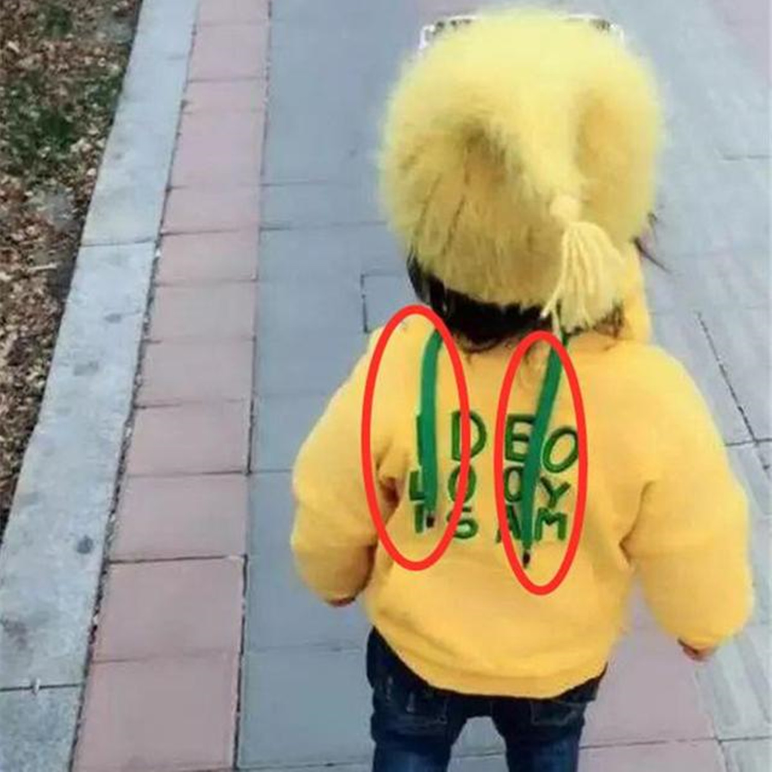 妈妈|爸爸给女儿穿衣服穿反了,妈妈刚想训斥,女儿回头后却笑出了声