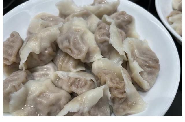 河南人|小岳岳又晒晚餐了，饺子如约而至，6万多人点赞，这饭菜很接地气