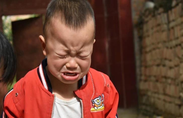 同龄|男孩小时候经常被女孩欺负?大人的“刻板印象”,让男孩受尽委屈