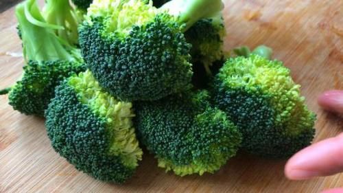 西兰花这样做太香了，不用炒不凉拌，我家一周吃6次，给肉都不换