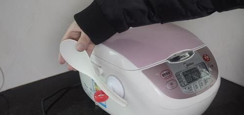 电饭煲|吸盘挂钩上粘个瓶盖真厉害, 一年能省下不少钱, 早点知道就好了