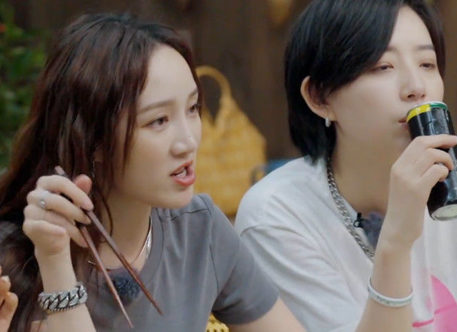 孟佳 徐峥刚宣布退出,孟佳张雨绮“合谋”撒开玩,万茜咧嘴,导演傻眼