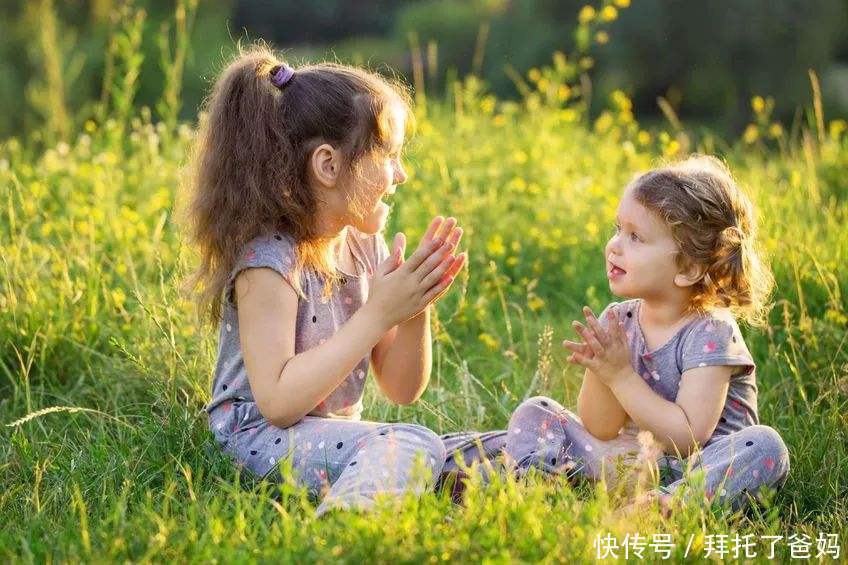 爸爸妈妈|爸爸只顾给姐姐吃水果,弟弟满脸委屈,弟弟我还是你亲生的吗