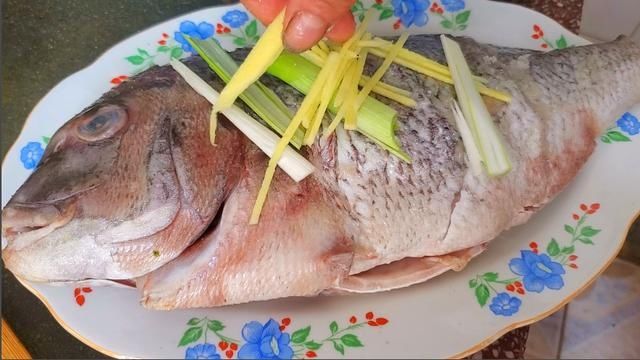 清蒸鱼时,很多人第一步就错了,难怪腥味重不入味,教你正确做法