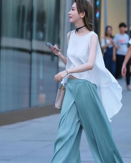 街拍明眸善睐的小姐姐,一件白色上衣配蓝色休闲裤,时尚气质范