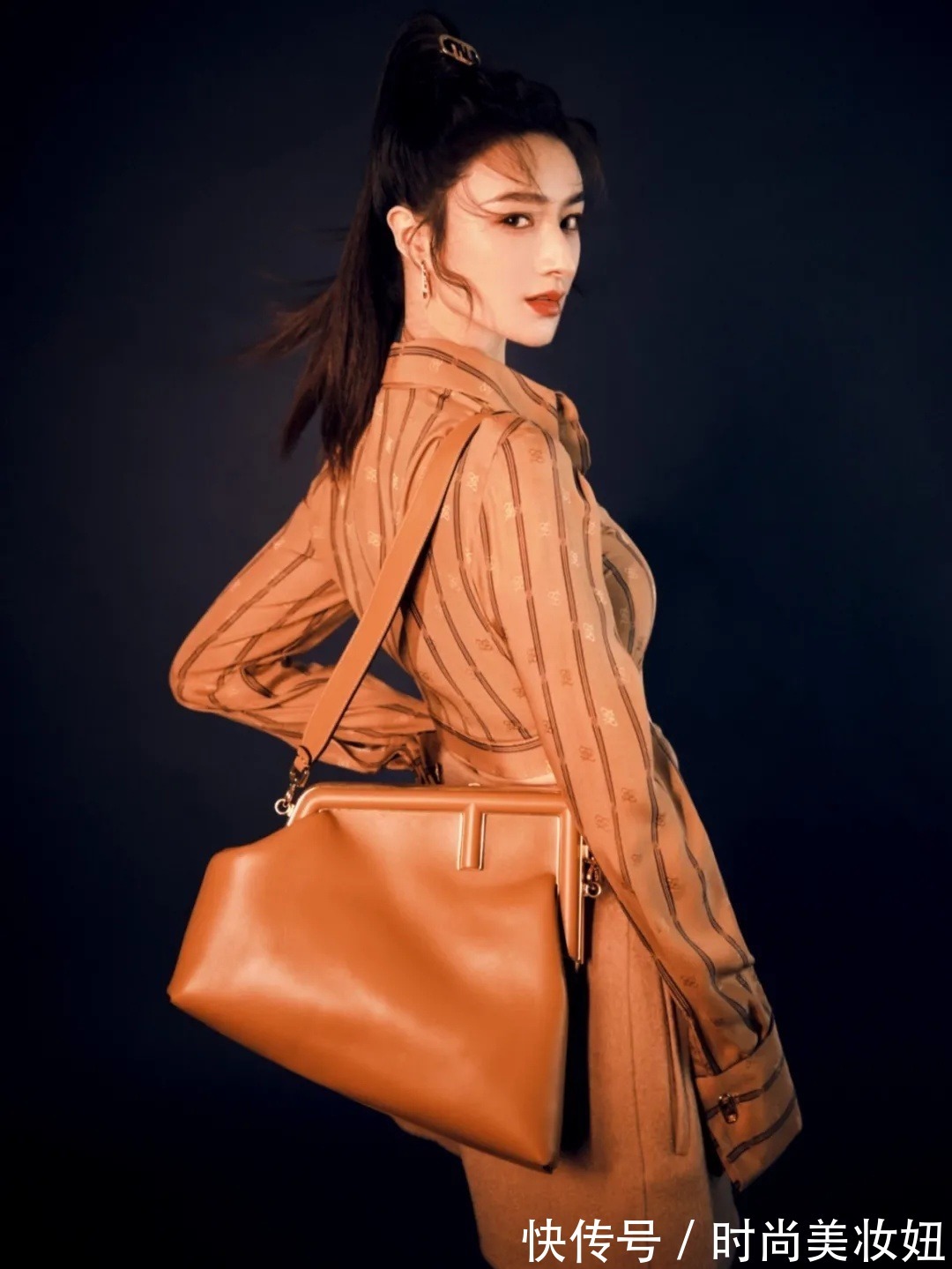 衬衫|薇娅真是带货“天花板”,穿露胃衬衫配高腰裤,气质媲美大明星