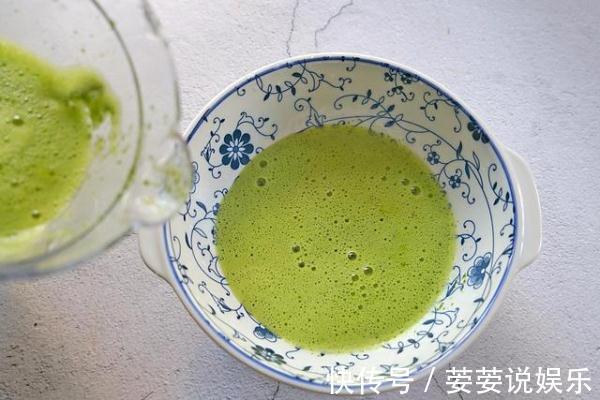 芹菜炒鸡蛋|用它这么做早餐饼够两个人吃,十分钟搞定,两块钱成本都花不到
