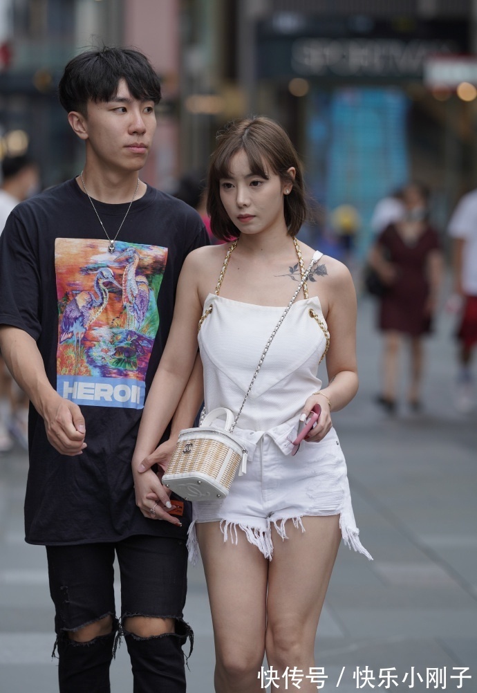 搭配|微胖女孩的秋日穿搭，挂脖搭配短裤，轻松穿出高级感！