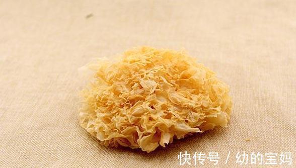 银耳是用热水还是冷水泡呢？选择银耳有方法，下面教教大家吧！