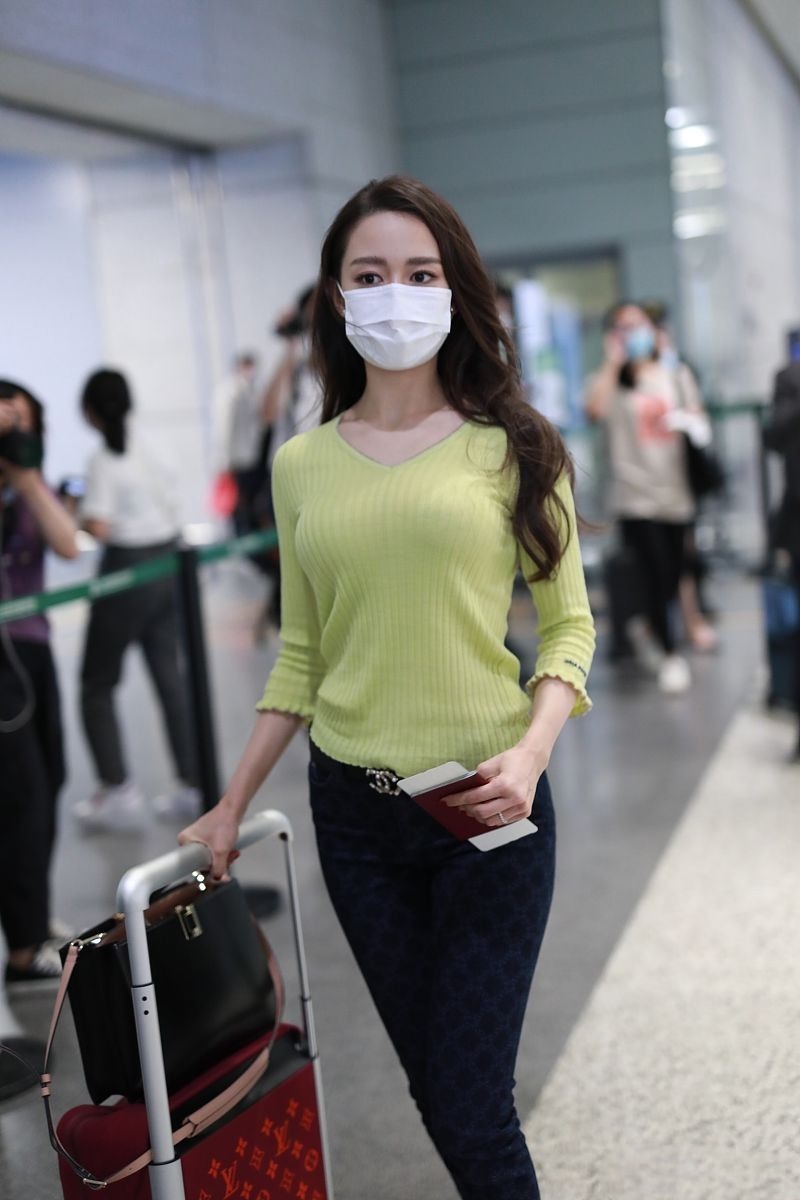 小姐姐|被吉娜的身材折服了,绿色针织衫配紧身裤时髦洋气,腰细得像p的