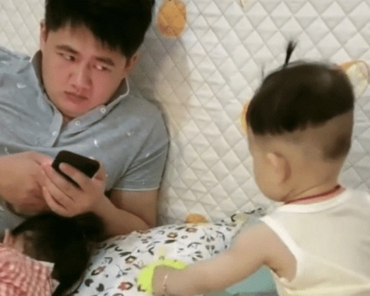 爸爸|女儿是亲生的,儿子是捡来的“最无情奶爸”佛系带娃火了