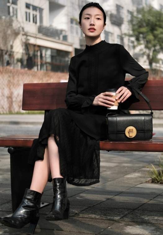 半身裙 今冬流行的“小黑裙”正火,搭配上大衣和羽绒服都超美,高级时髦