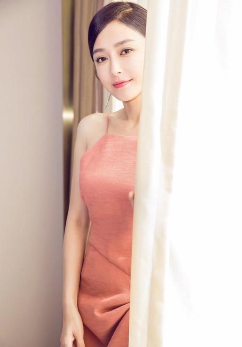 笑容|美女穿搭:小姐姐爱穿温柔的吊带,露出迷人肤色,笑容精致