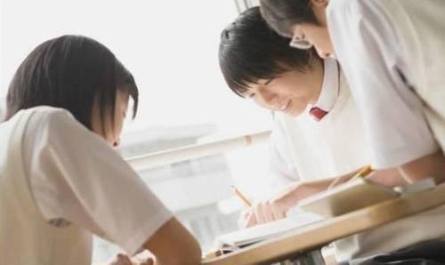 父母|女孩快来“月经”前，身体会发出几个信号，父母要知道做些什么