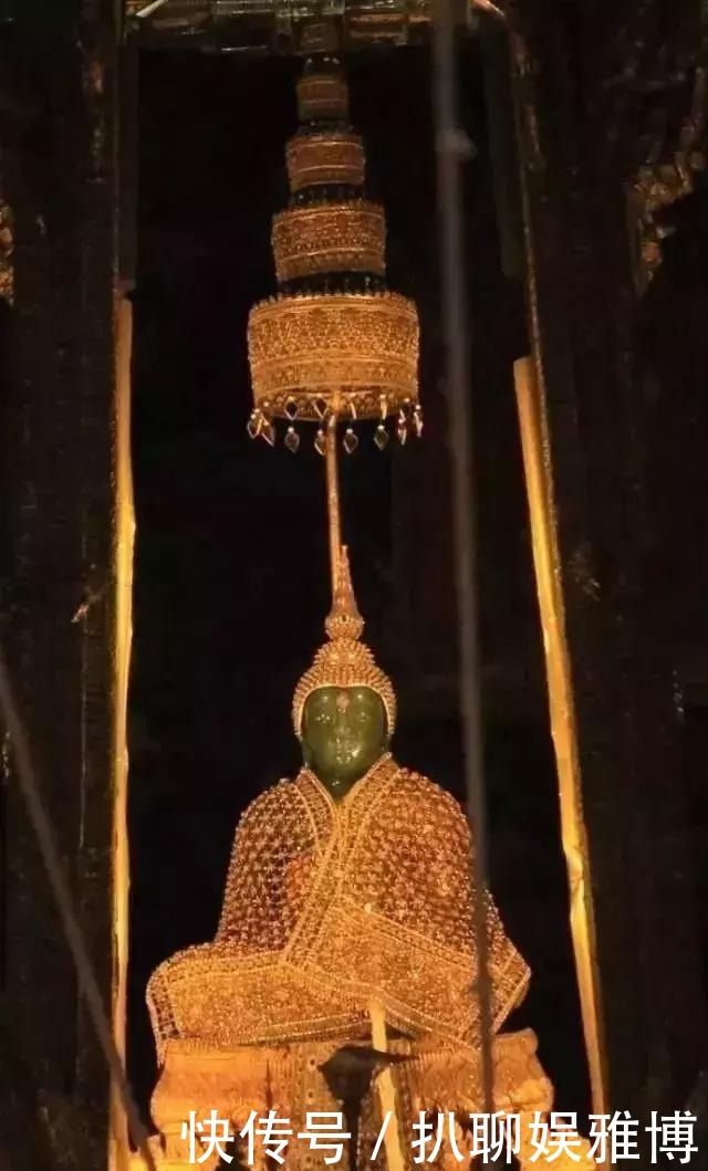 泰国|价值过亿的翡翠,用黄金装饰,泰国这玉雕震撼人心