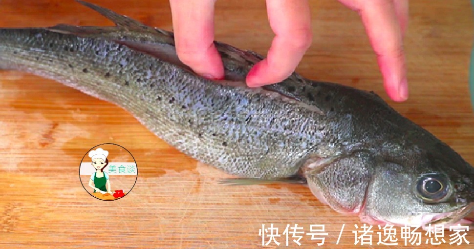 鲈鱼|清蒸鱼时,不能放盐和料酒,大厨教你蒸鱼3技巧,鱼肉鲜嫩不腥气