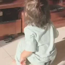 地上|孩子偷看电视,却牢记“不能坐地上”,妈妈低头一看直接被逗笑了