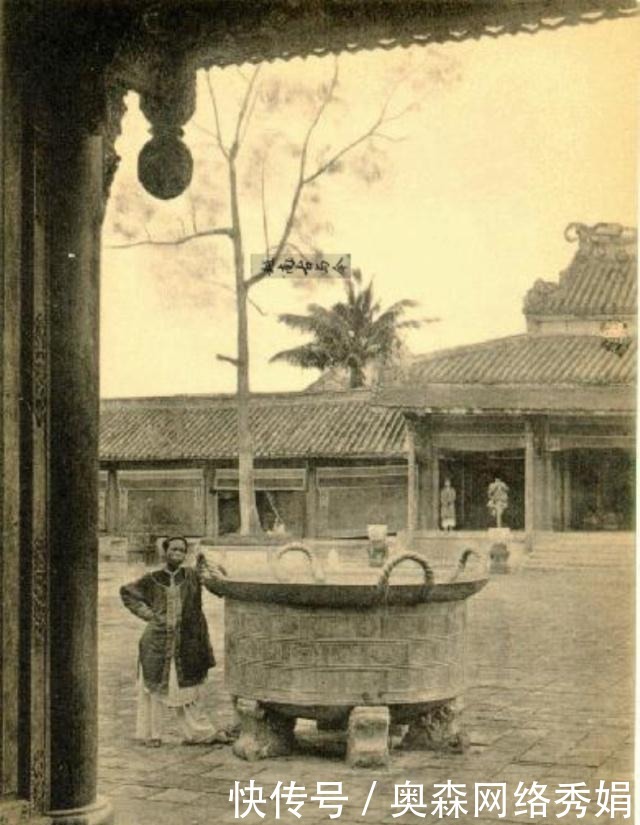 墓地|越南太监罕见老照片:伺候皇室锦衣玉食有墓地,下层打杂光脚走路