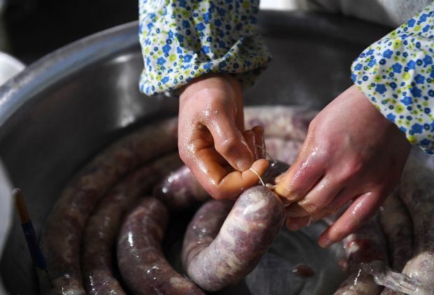 腊肠灌好后，直接晒就错了！多做2步，不破皮，咸香入味，1年不坏