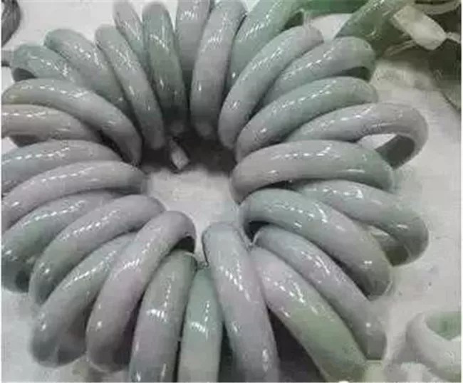 价格|玉商排队求购的极品翡翠手镯!价格仅仅1200万,没想到…