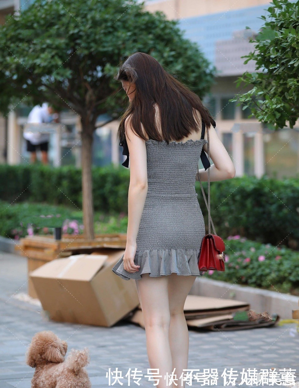 美女 白色背心吊带镂空面料美女搭配“浅色牛仔裤”,时尚又漂亮显身材