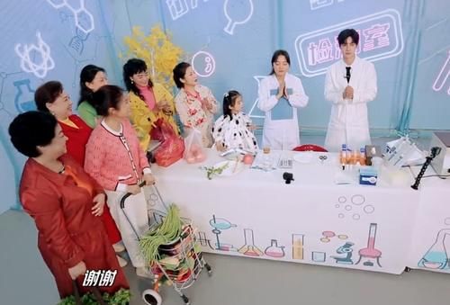 王一博念结束词眯成迷弟眼，顺着他视线看台下，这隔空撒糖的方式绝了