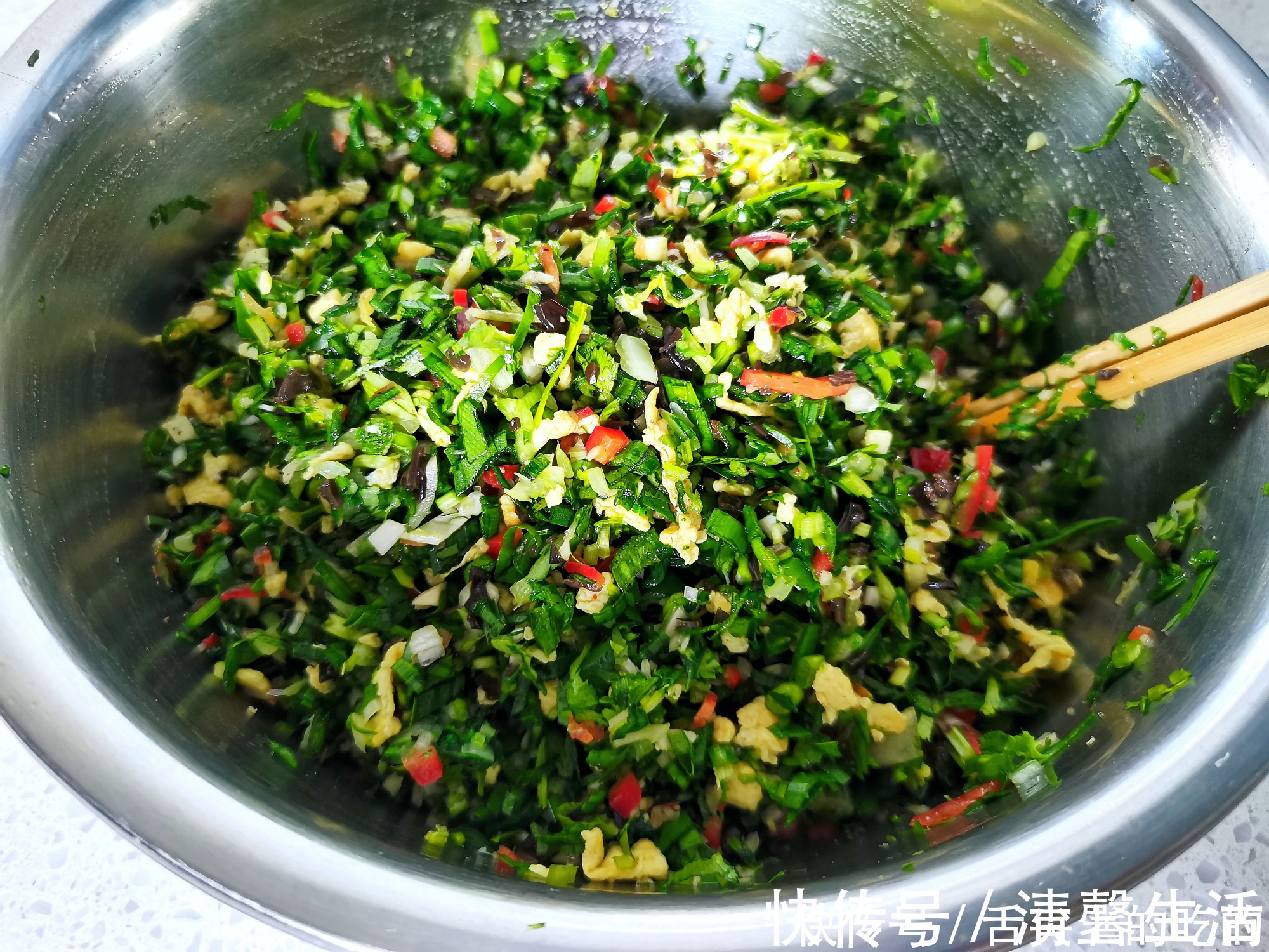 天冷多吃这个馅料的饺子,味道太鲜了,比吃肉还香,上桌就扫光