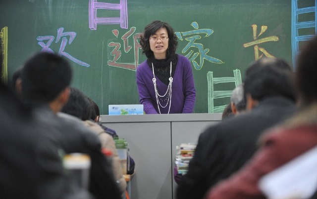 蕾丝裙|“年轻辣妈”穿蕾丝裙开家长会,家长纷纷冷脸:您是来走红毯