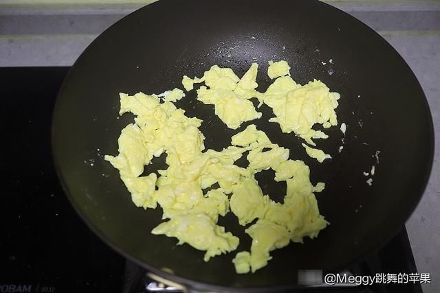 保鲜袋|夏天犯懒不爱做饭，10分钟搞定1锅鸡蛋青椒炒面，全家如狼似虎