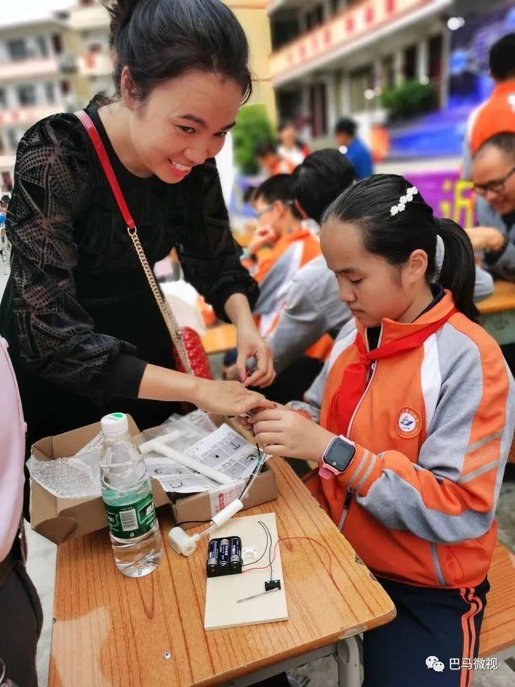 老师和他|巴马县第四小学首届科技节