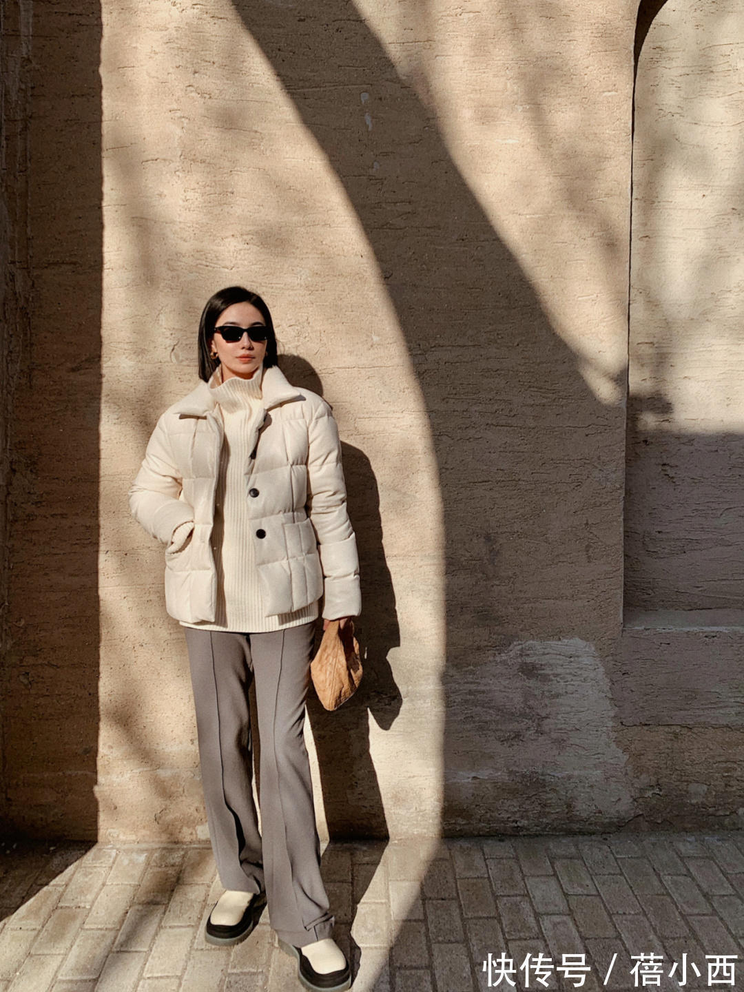 修身性|奔三奔四的女人,秋冬建议多穿“羽绒服”,搭配毛衣保暖又显气质